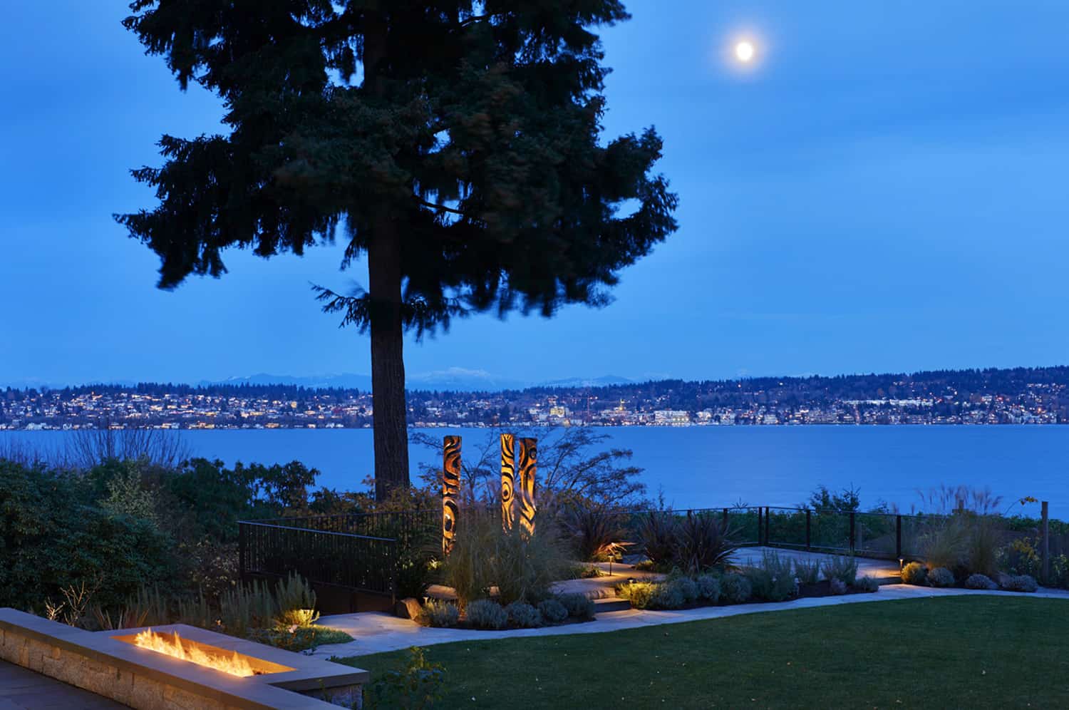 contemporary-waterfront-home-landscape-at-dusk