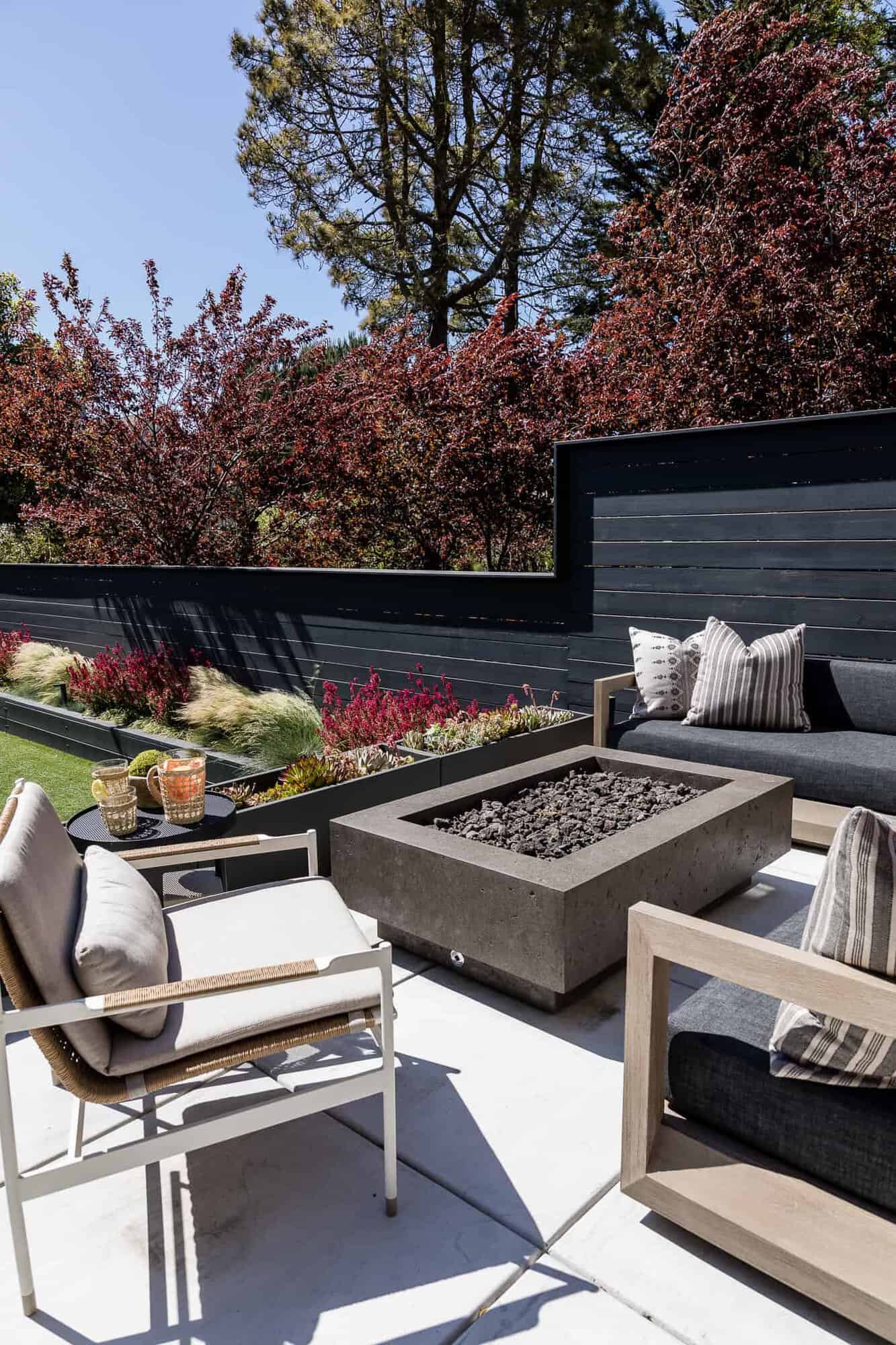 modern-outdoor-patio-with-a-fire-pit