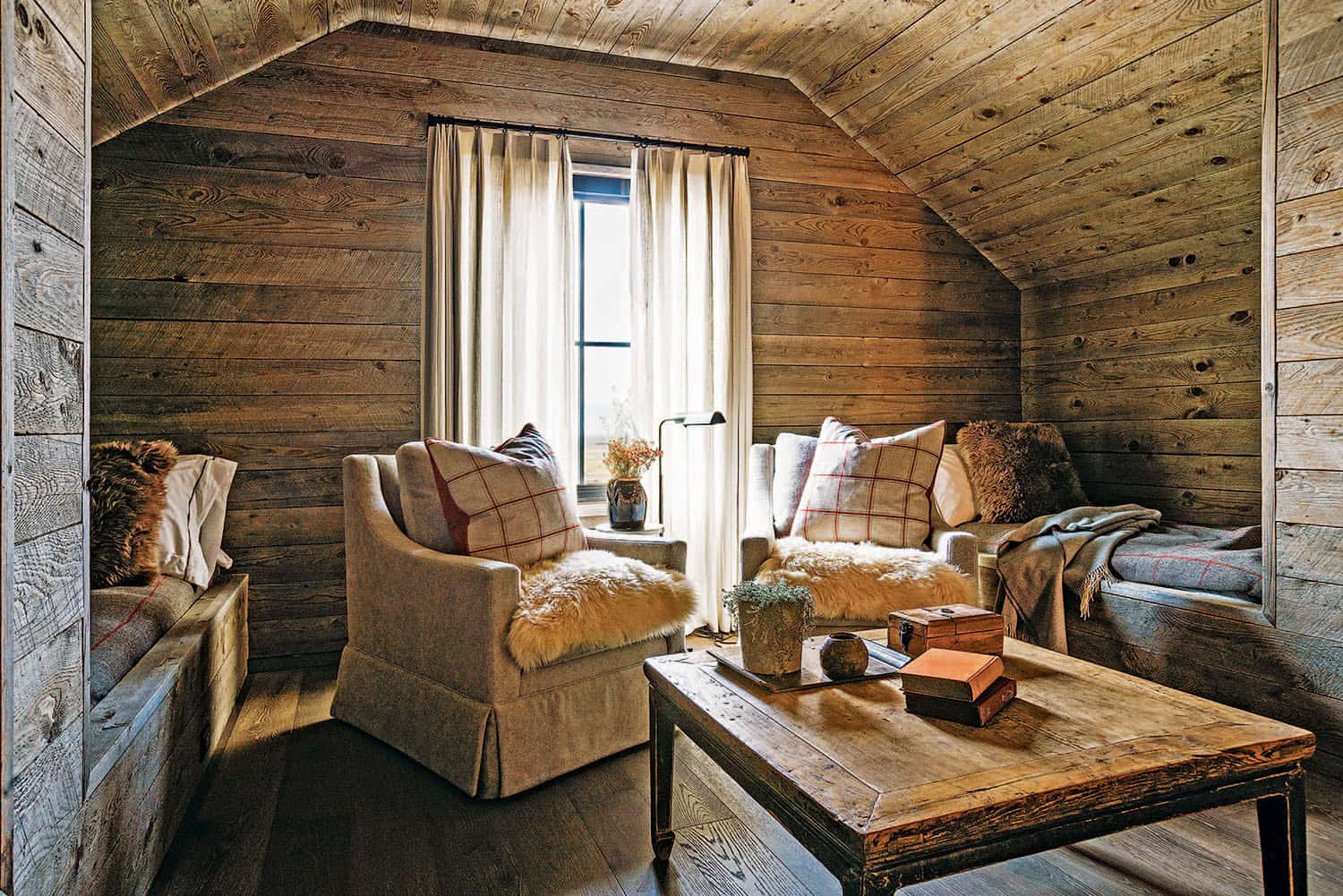 modern-farmhouse-style-family-room-with-sleeping-alcoves
