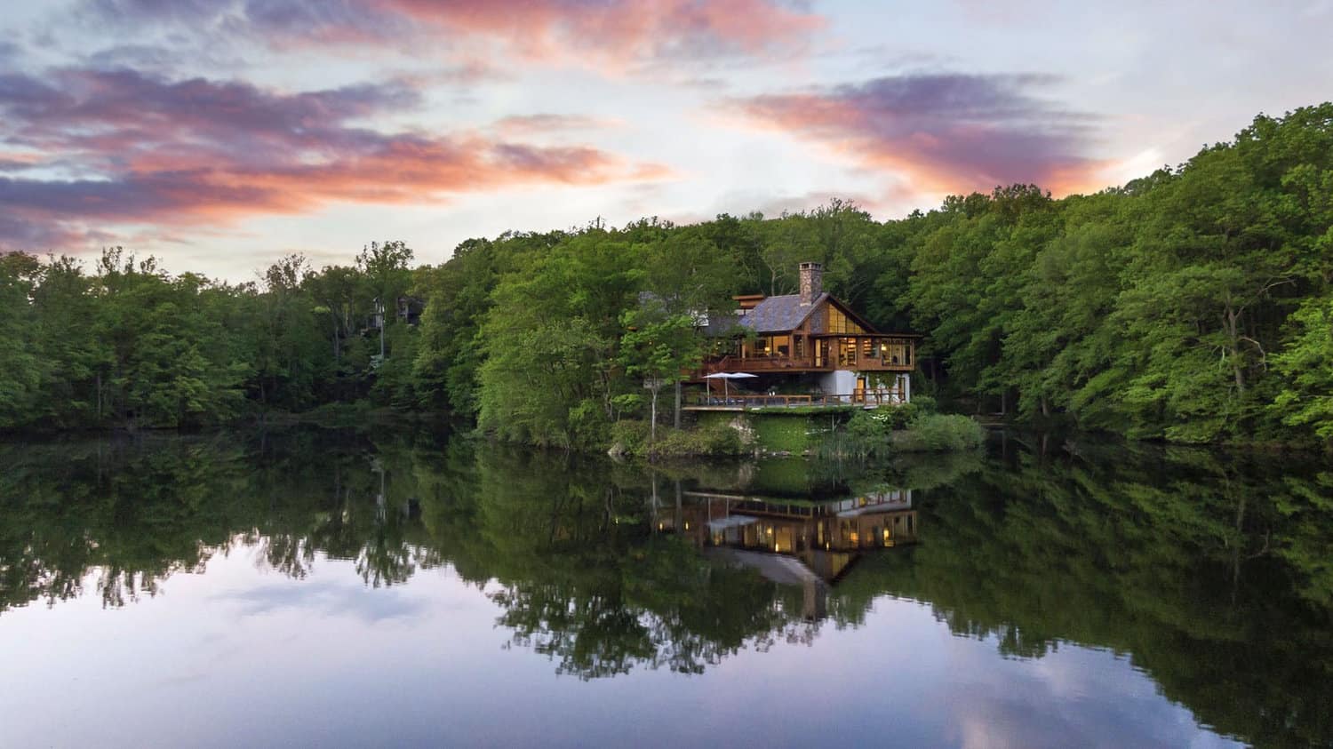 modern-lake-house-exterior-water-view-at-dusk