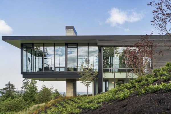 featured posts image for This amazing modern house cantilevers over Oregon wine country