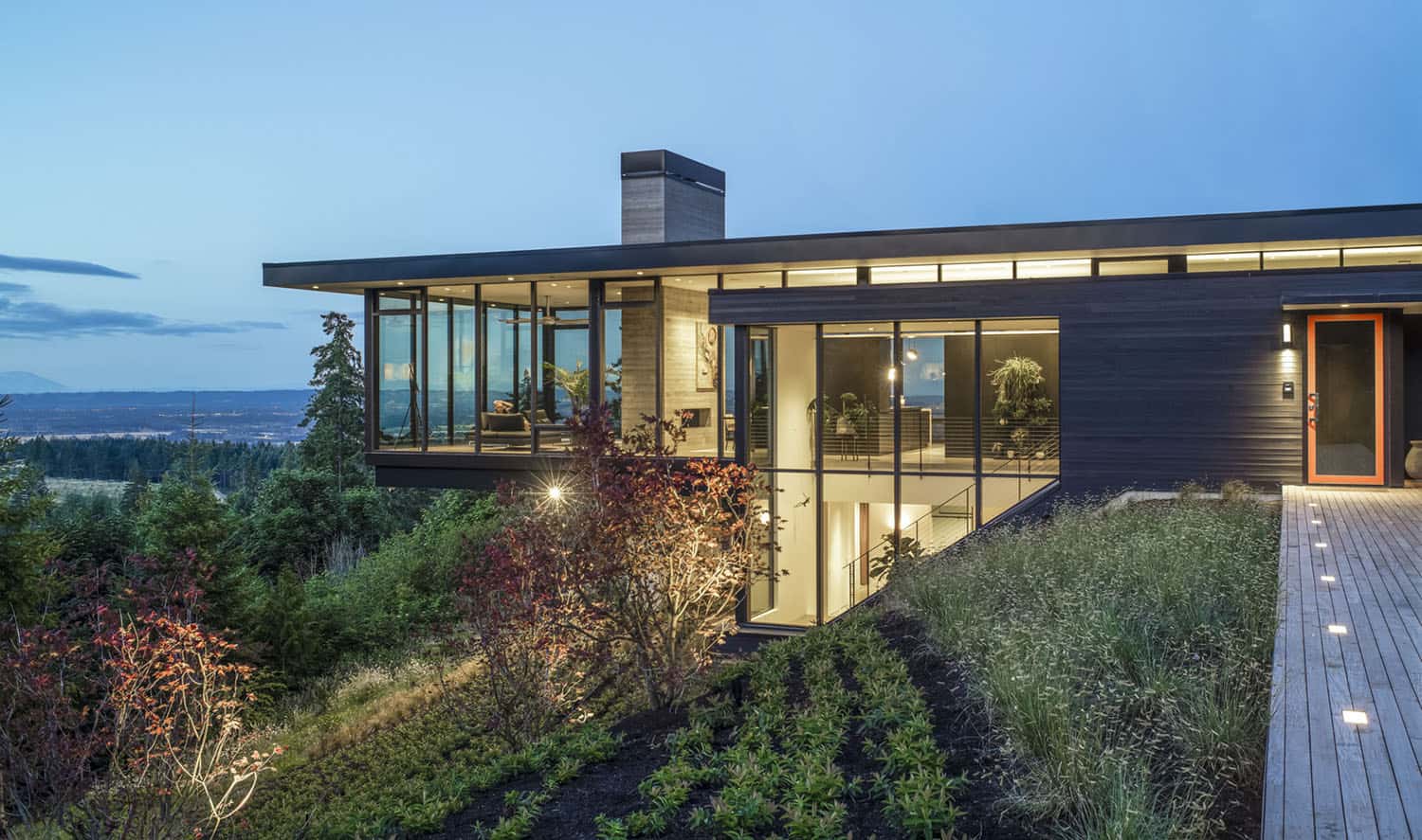 modern-cantilevered-home-exterior-at-dusk