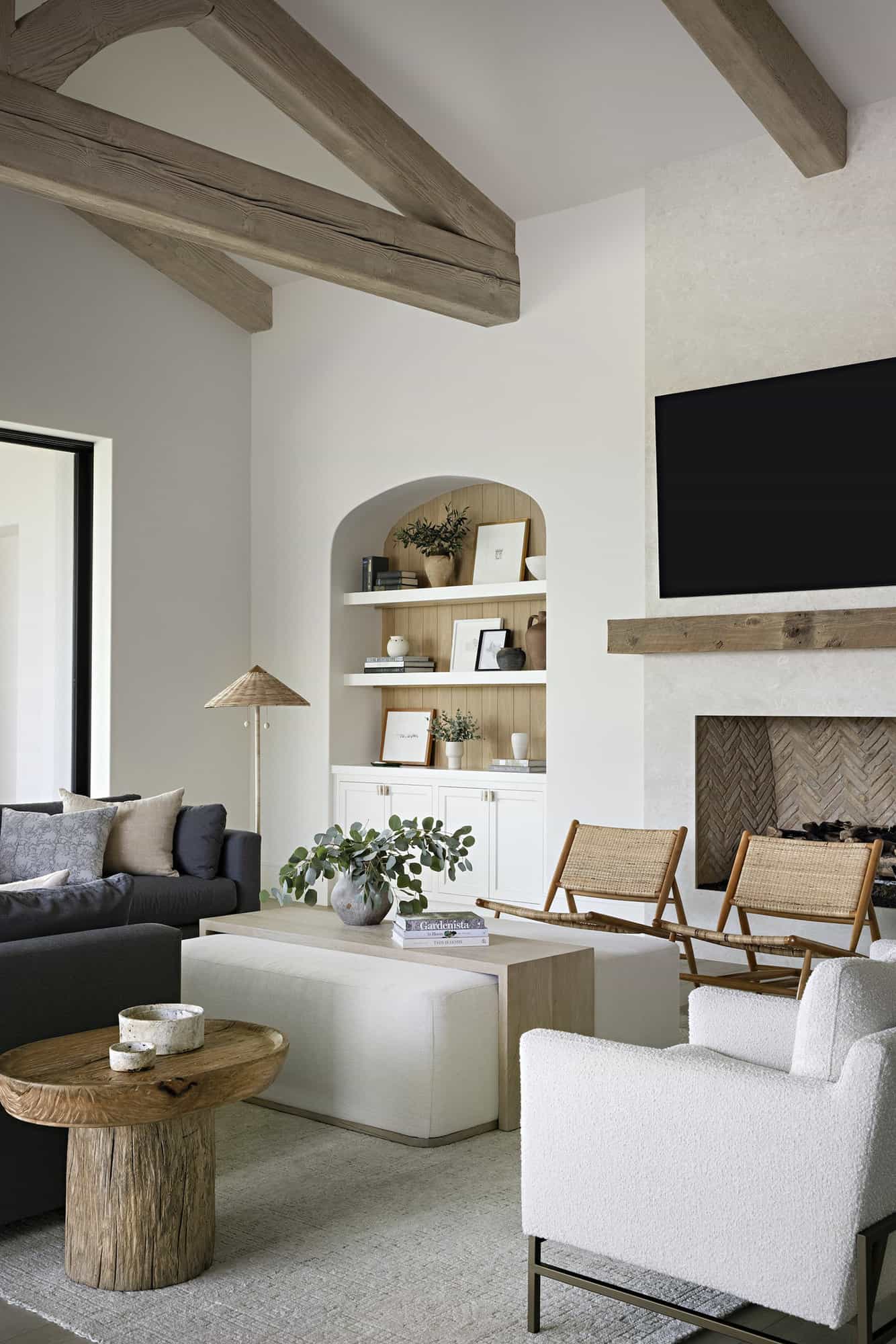 modern-mediterranean-style-family-room