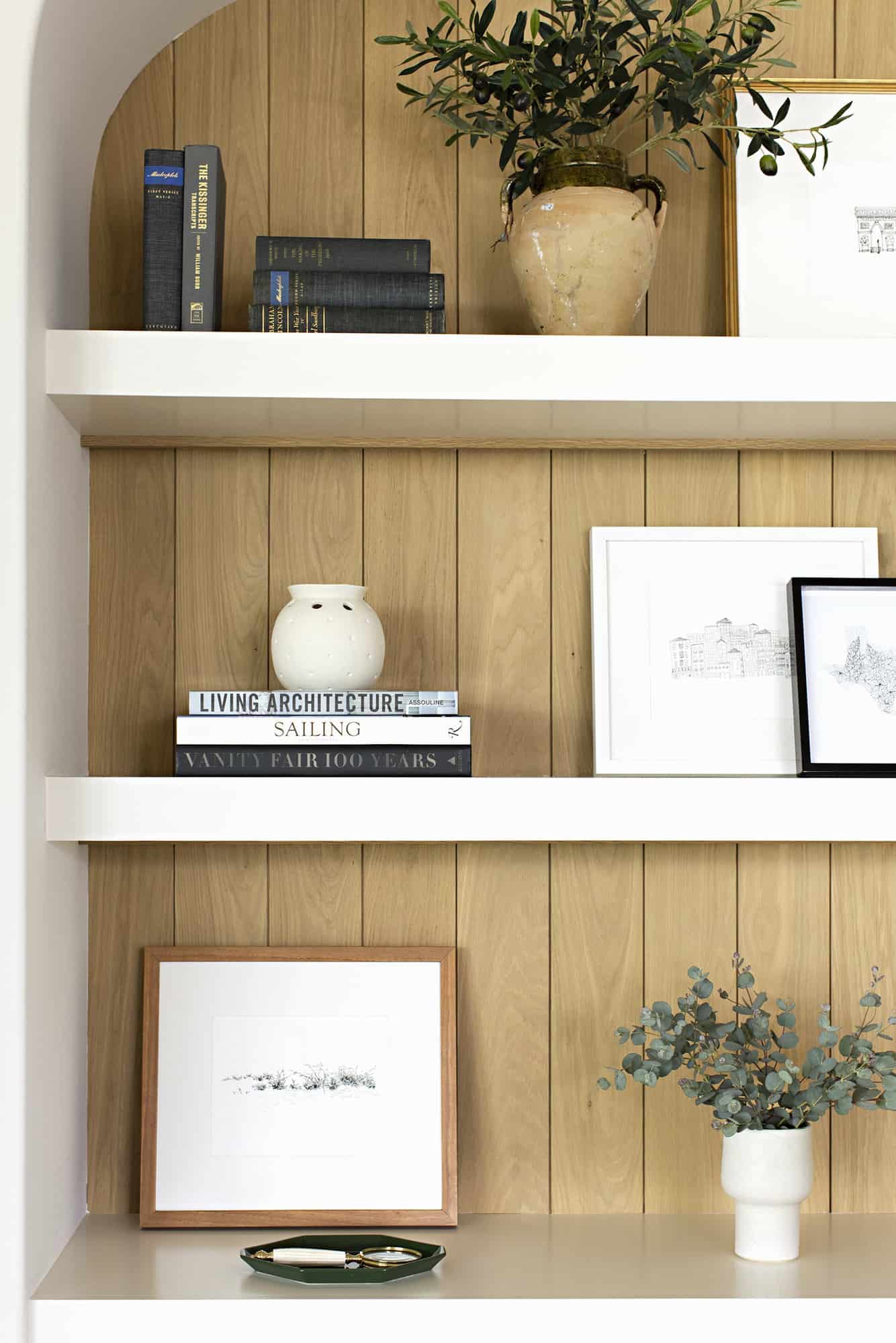 modern-mediterranean-style-family-room-shelf