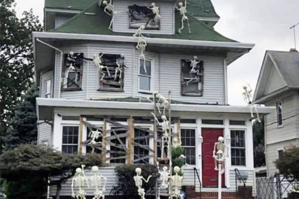 featured posts image for 25+ Spooky And Creative Outdoor Halloween Decor Ideas