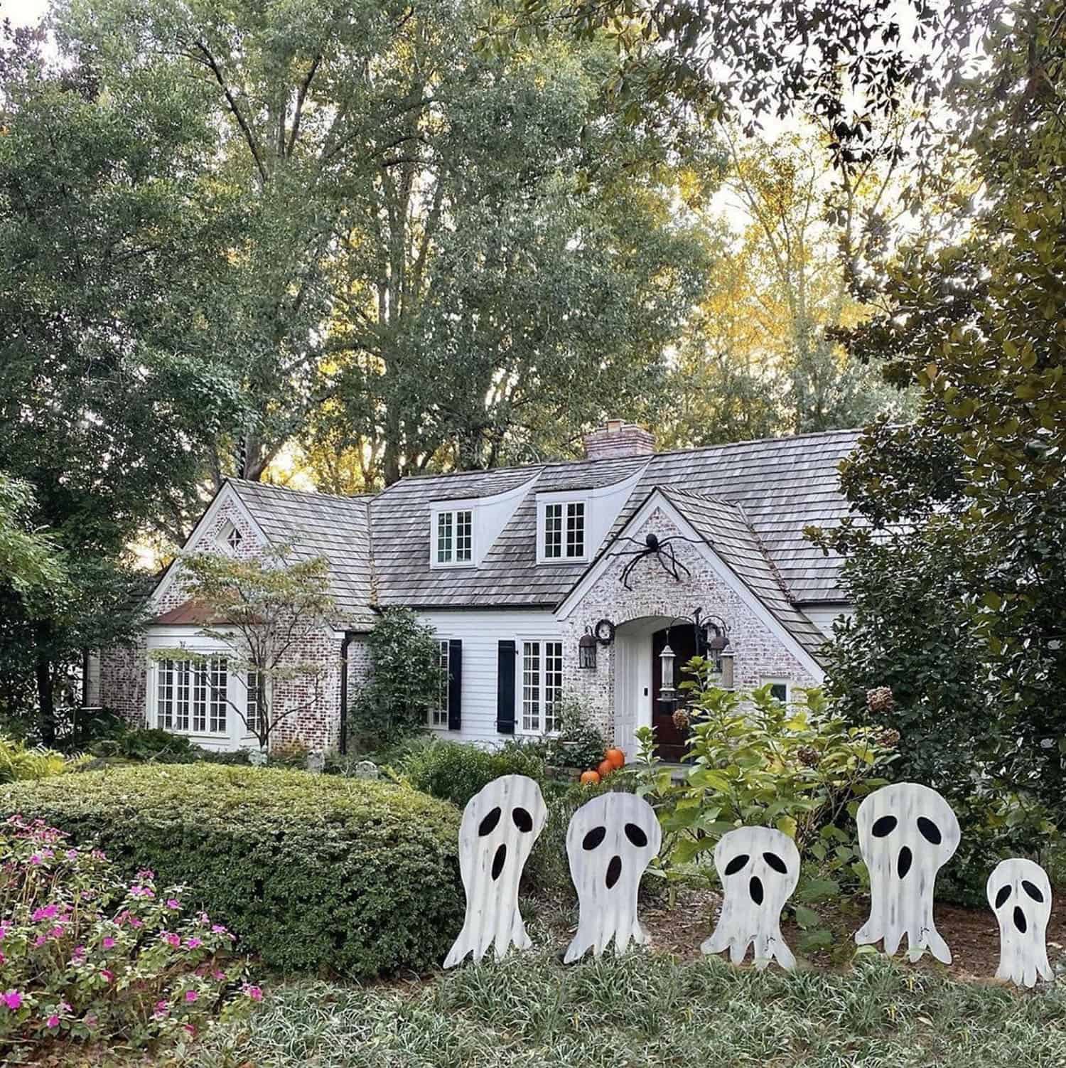 corrugated-ghosts-yard-art-for-halloween