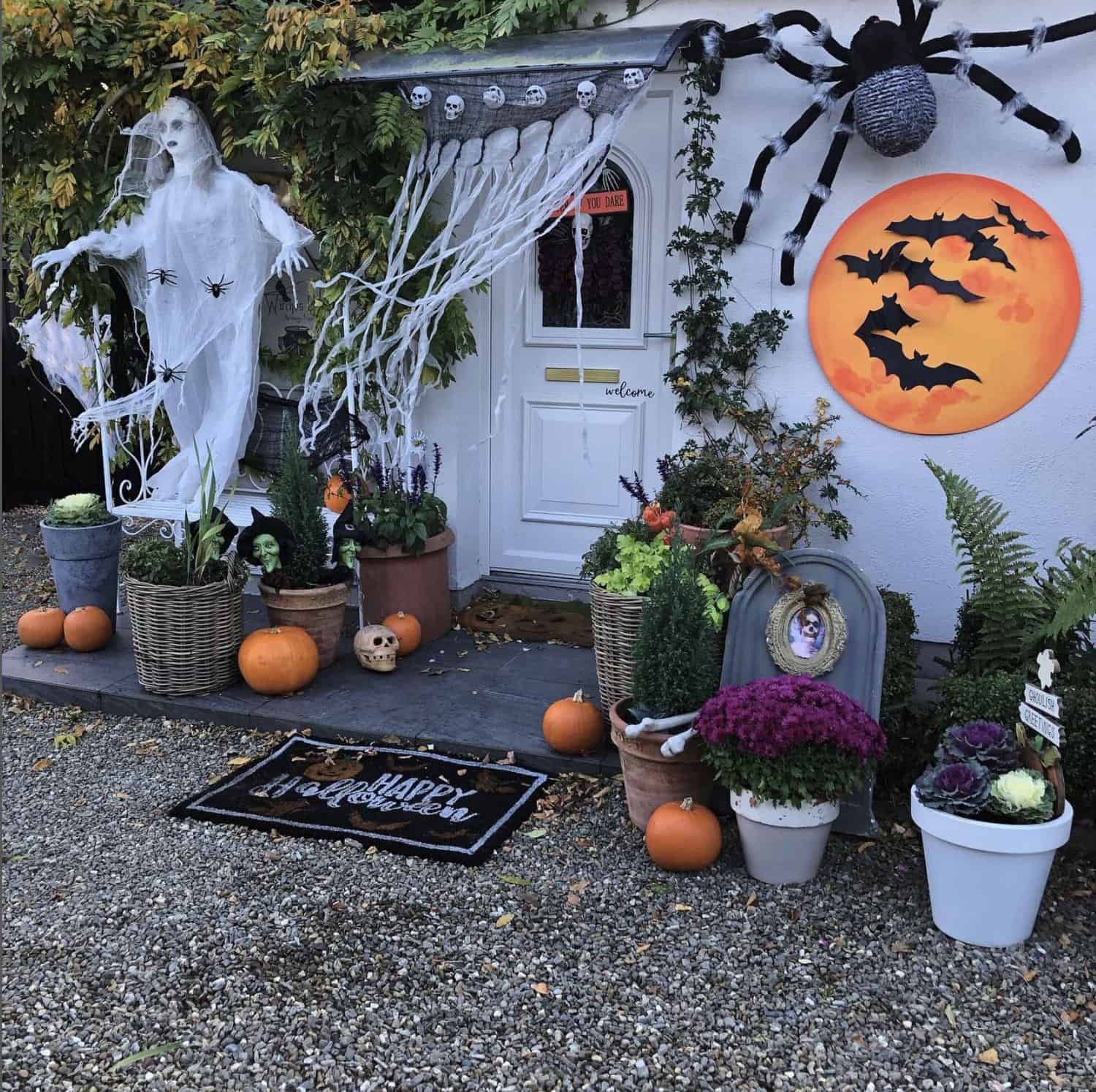 spooky-outdoor-halloween-decor