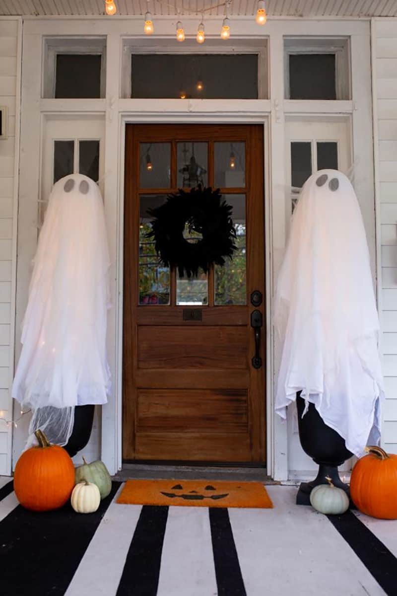 front-door-ghost-decor-for-halloween