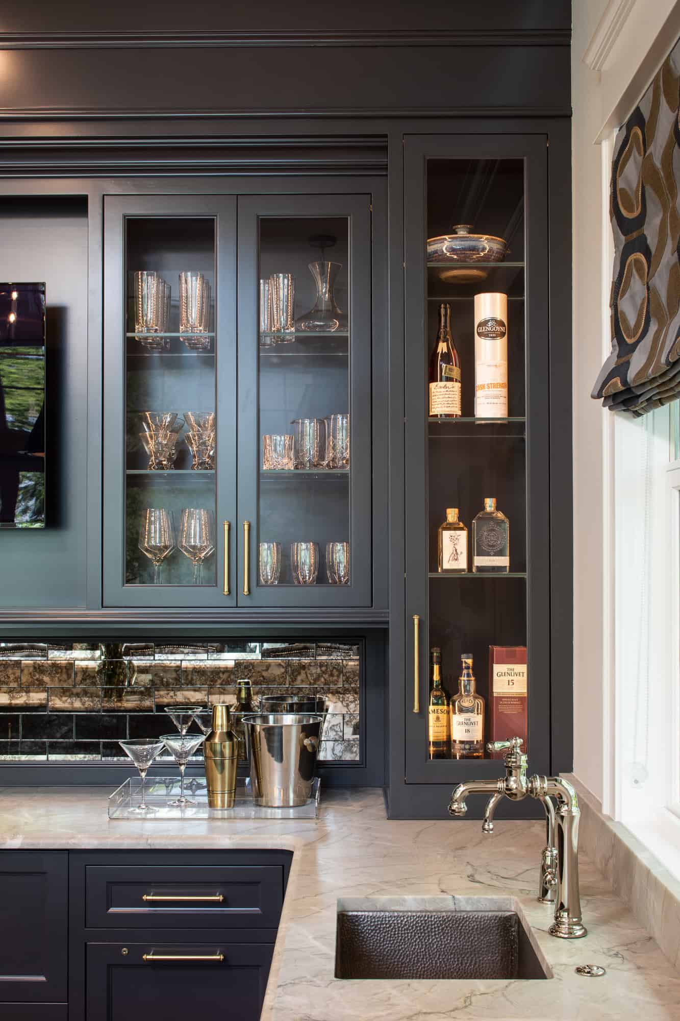 traditional-style-home-bar