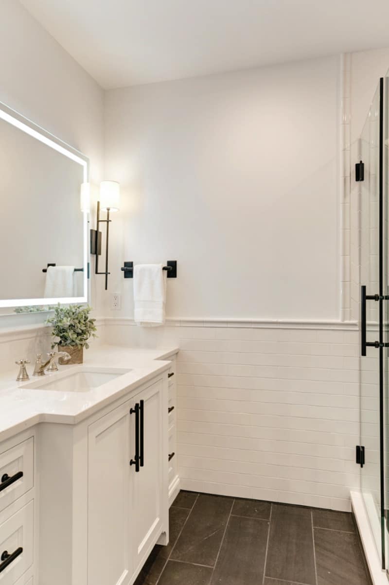traditional-style-guest-bathroom