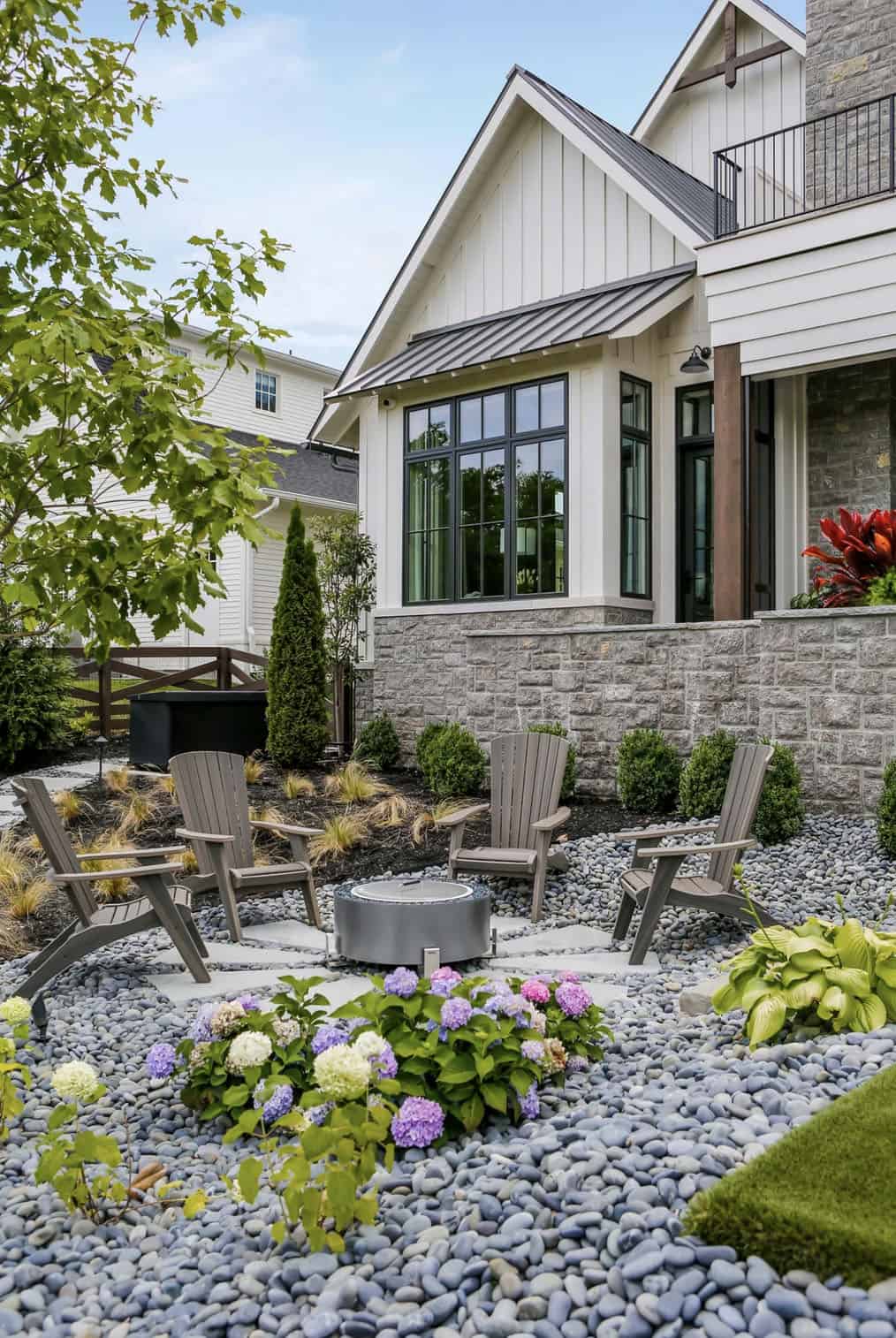 transitional-modern-farmhouse-backyard-patio