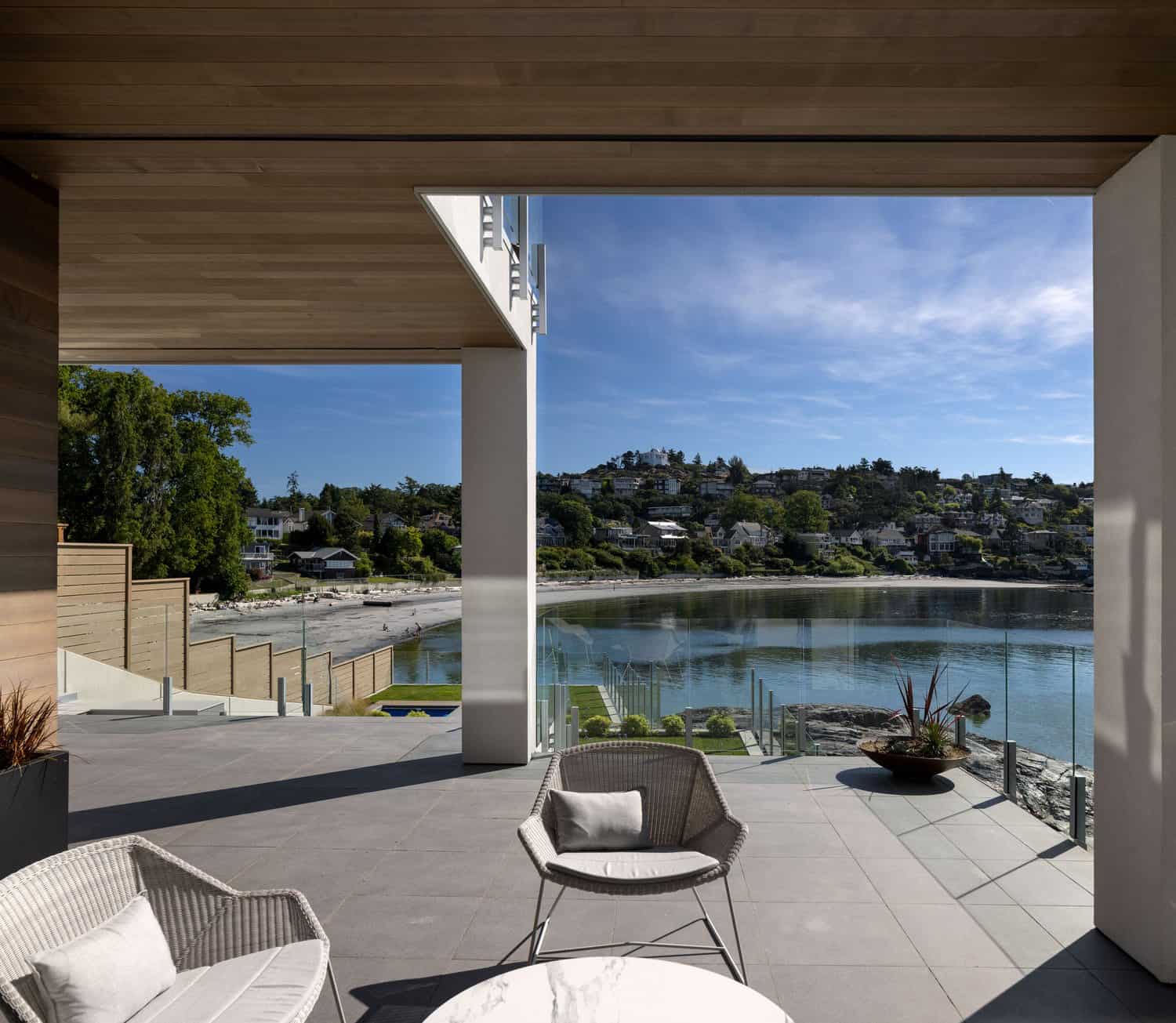 contemporary-house-patio