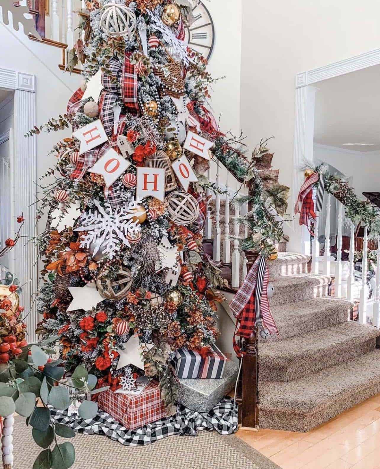entry-staircase-with-garland-and-a-christmas-tree