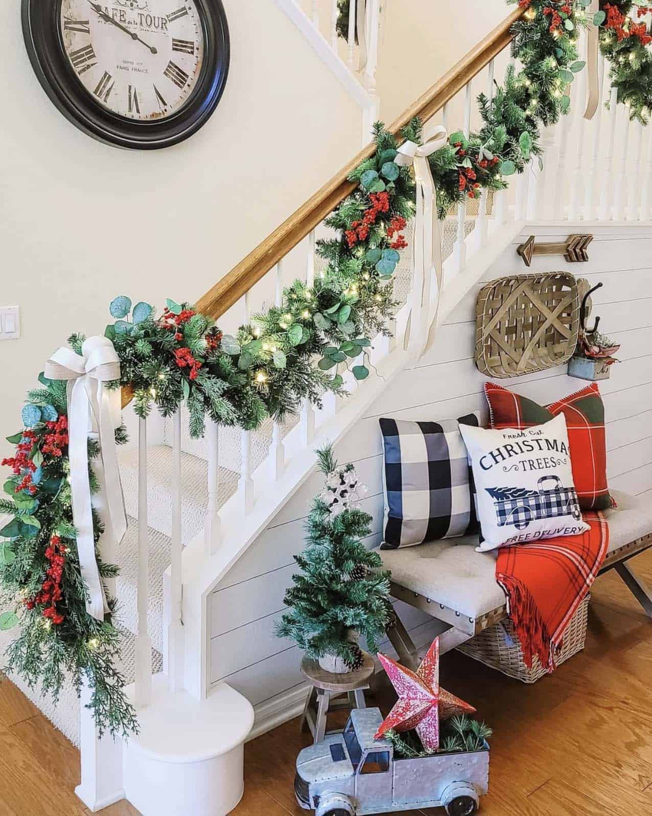 traditional-red-and-green-staircase-garland-christmas