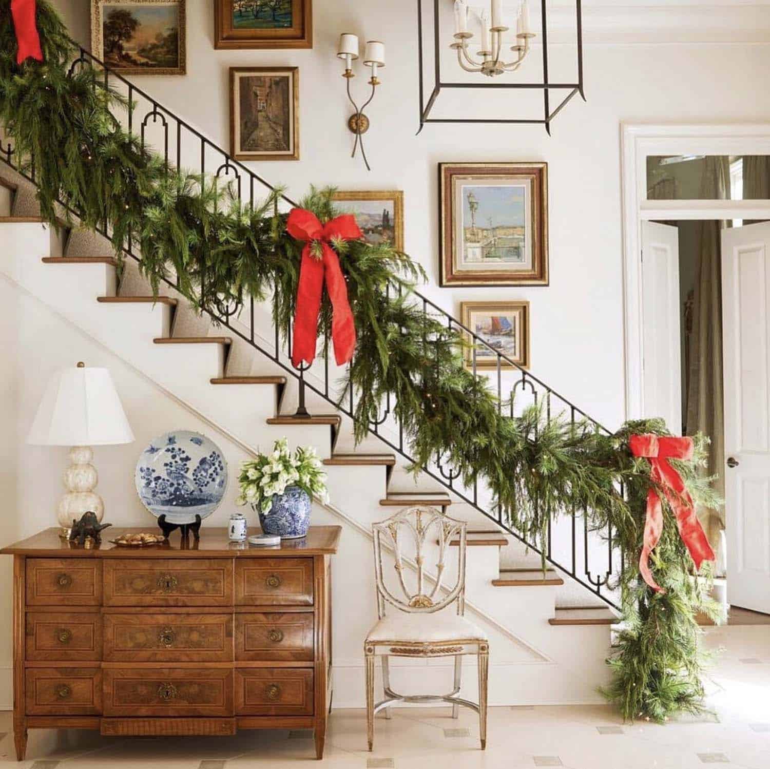 traditional-christmas-garland-with-red-bows