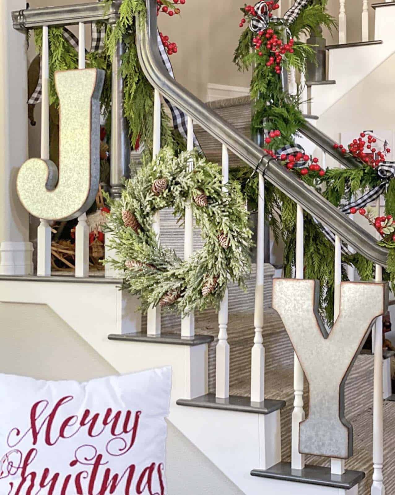christmas-garland-on-the-stairs