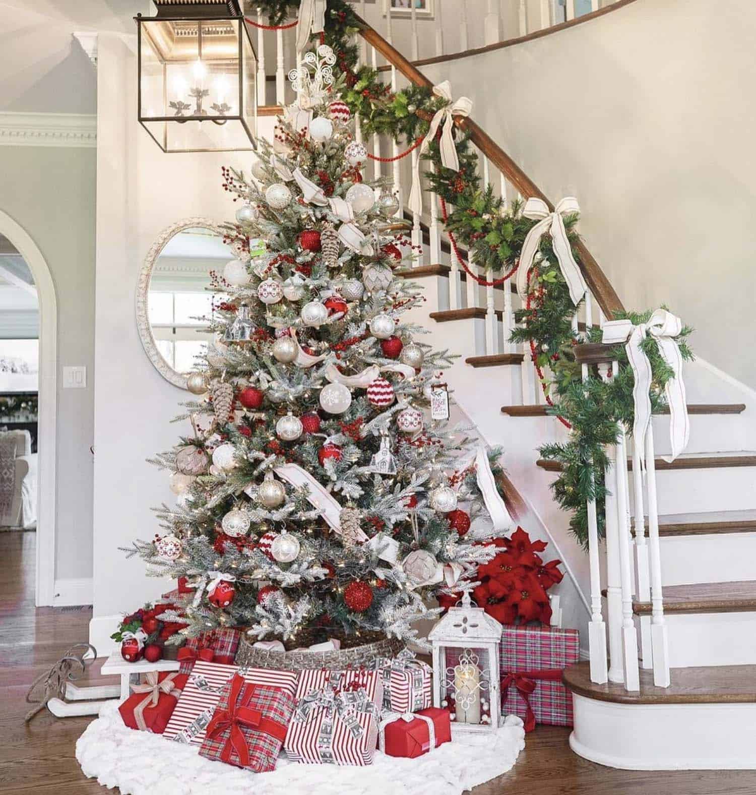 classic-red-green-and-white-staircase-garland-christmas