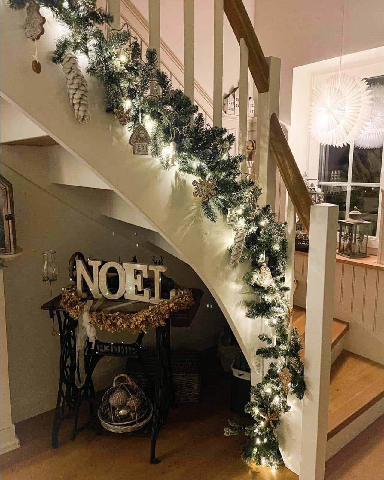 christmas-garland-staircase-decoration