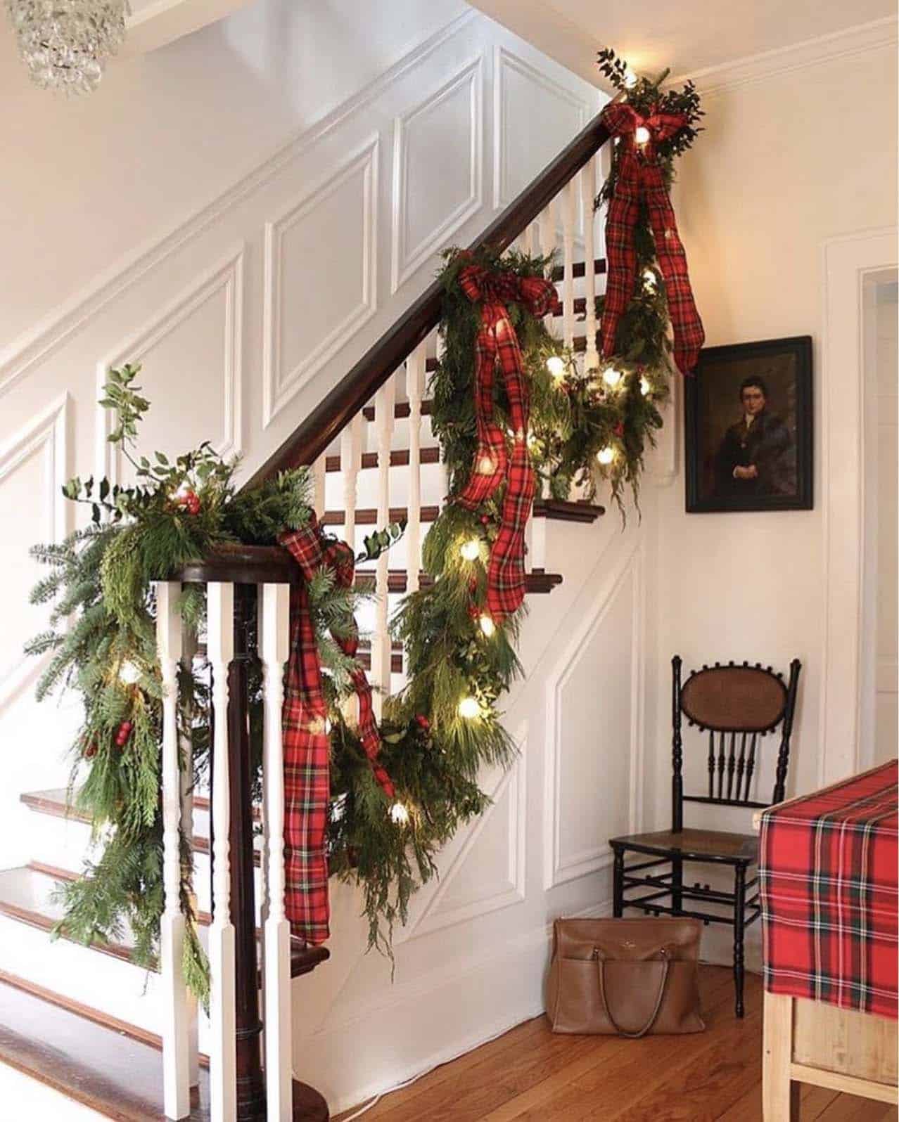 handmade-staircase-garland-with-globe-lights-and-ribbon-christmas
