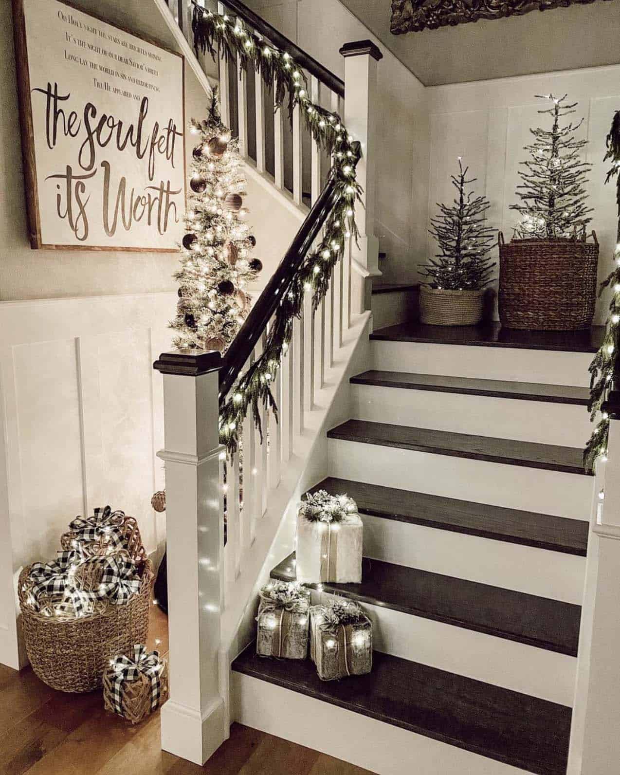 staircase-garland-with-string-lights-christmas