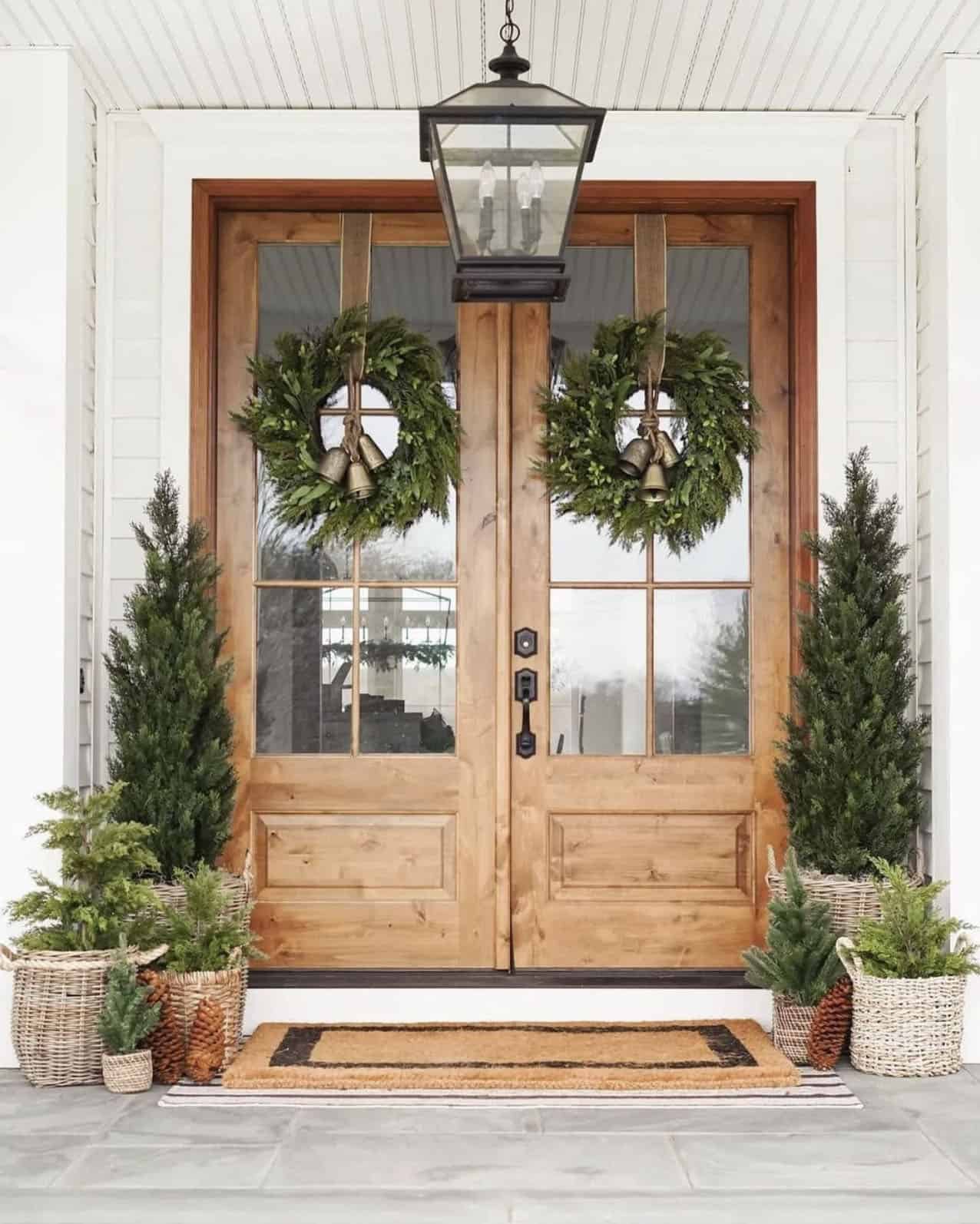 minimalist-christmas-decorated-front-porch