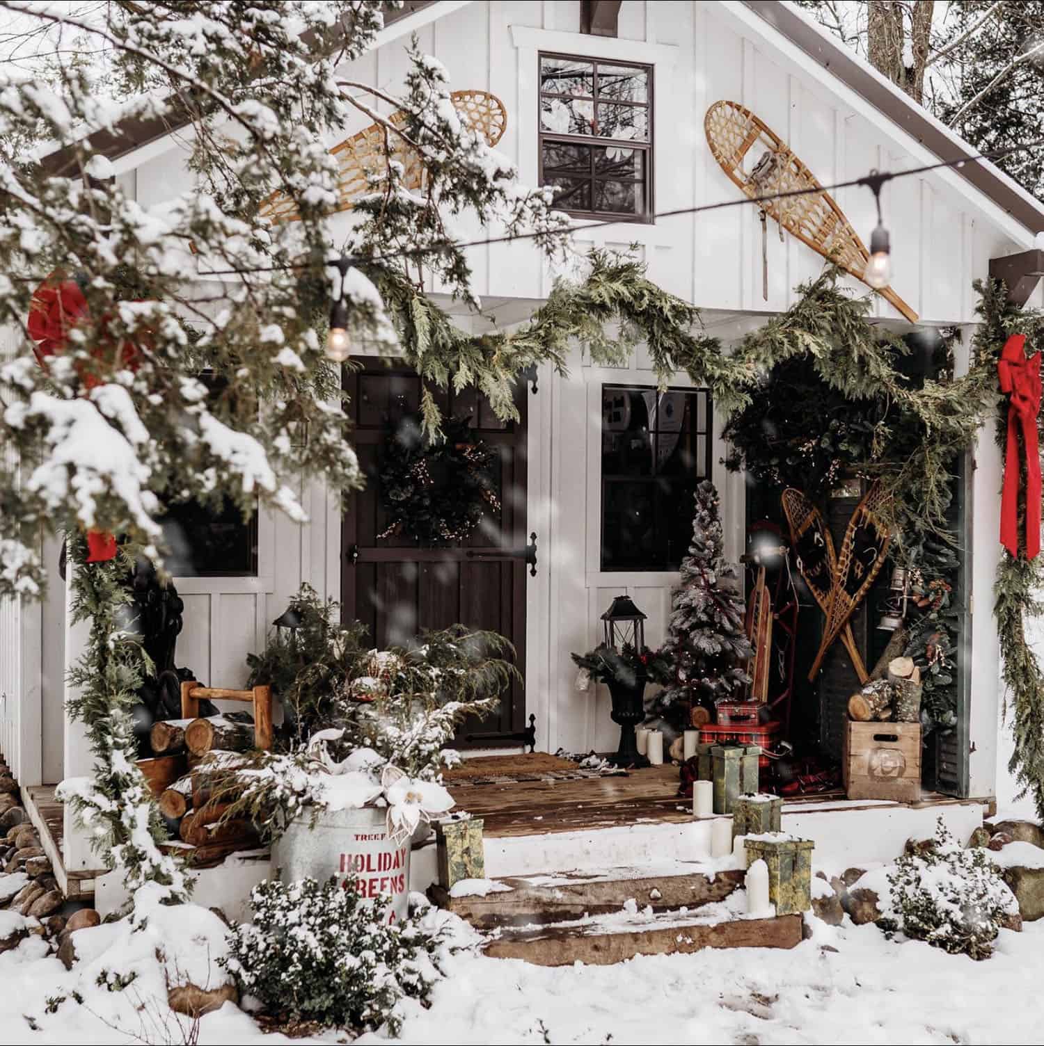 cozy-ski-lodge-christmas-decorated-front-porch
