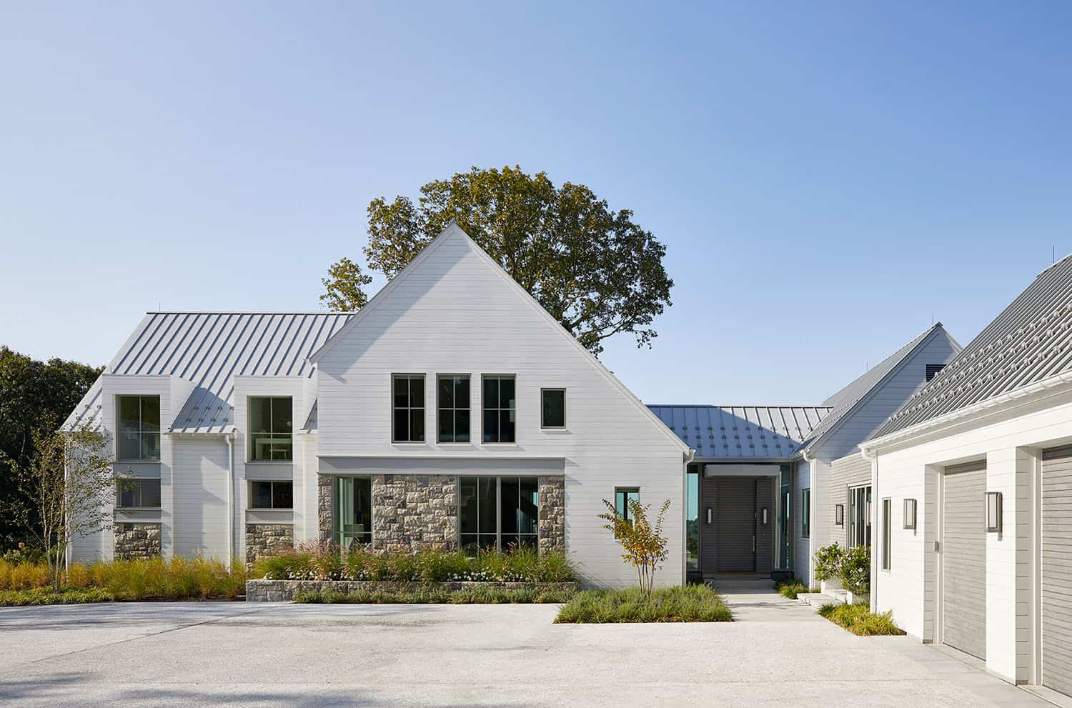 contemporary-hilltop-home-exterior