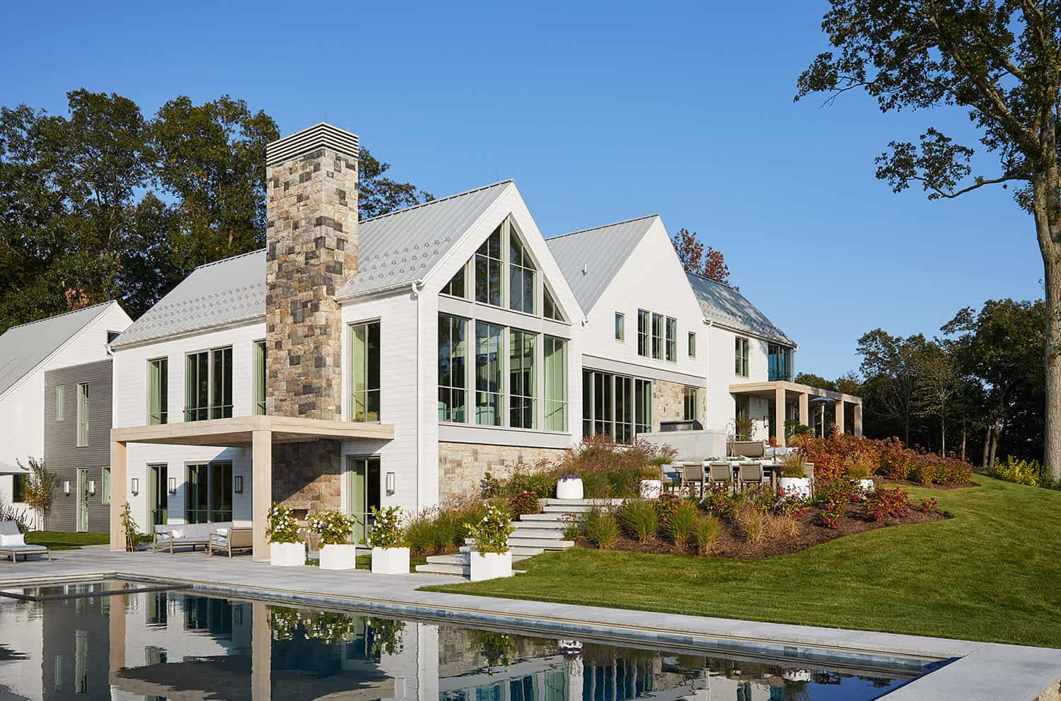 contemporary-hilltop-home-exterior