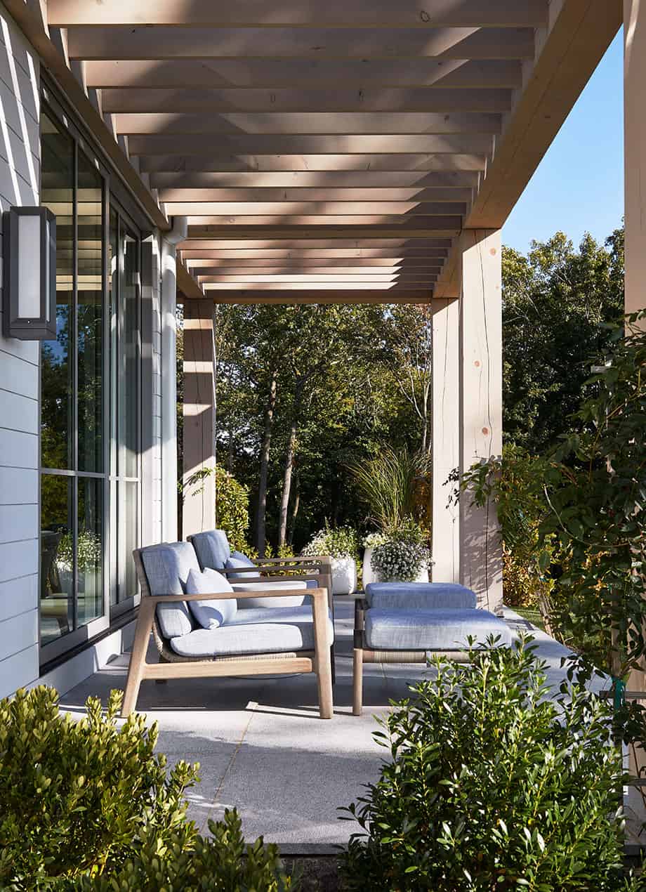 contemporary-hilltop-home-front-porch