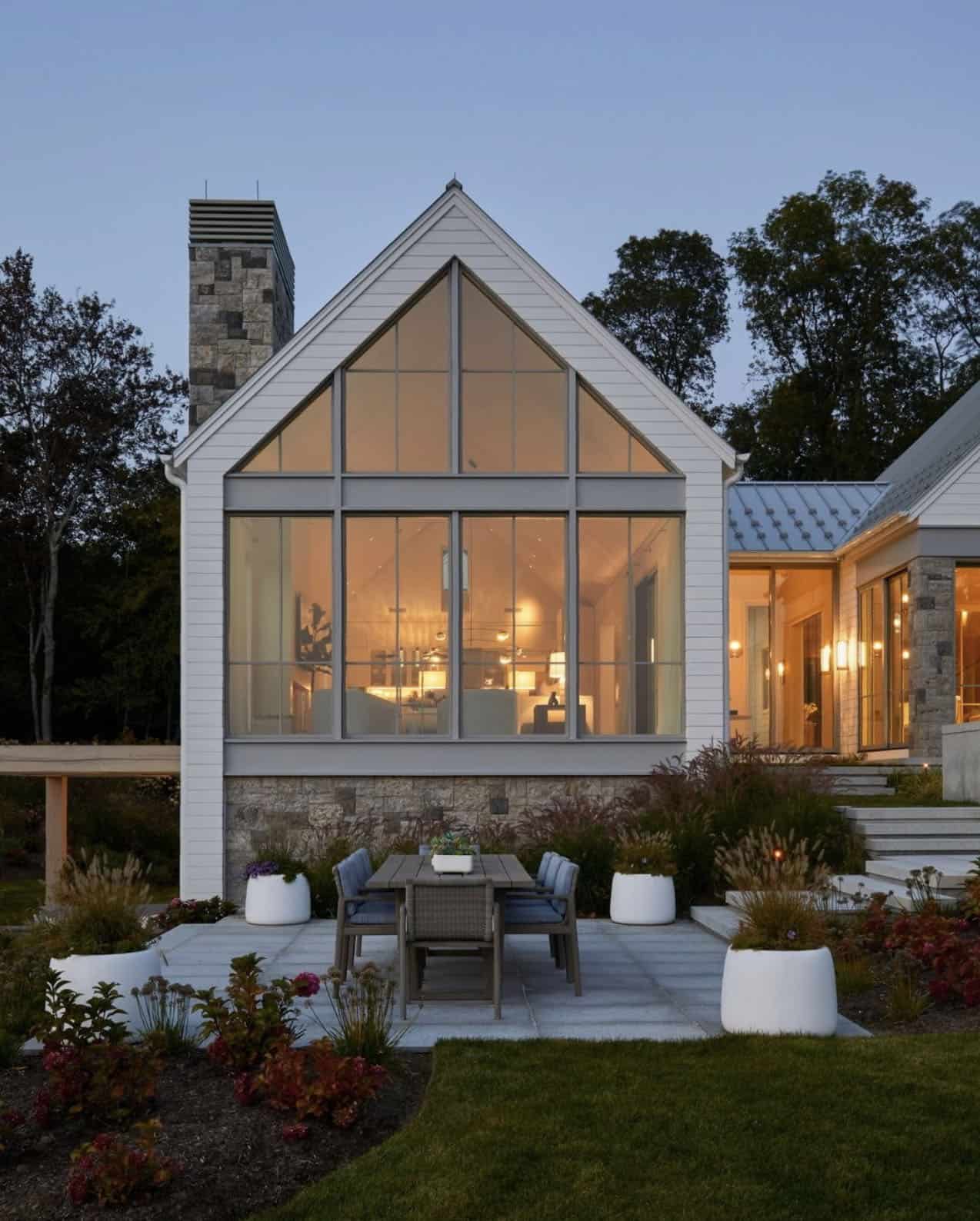 contemporary-hilltop-home-exterior-at-dusk