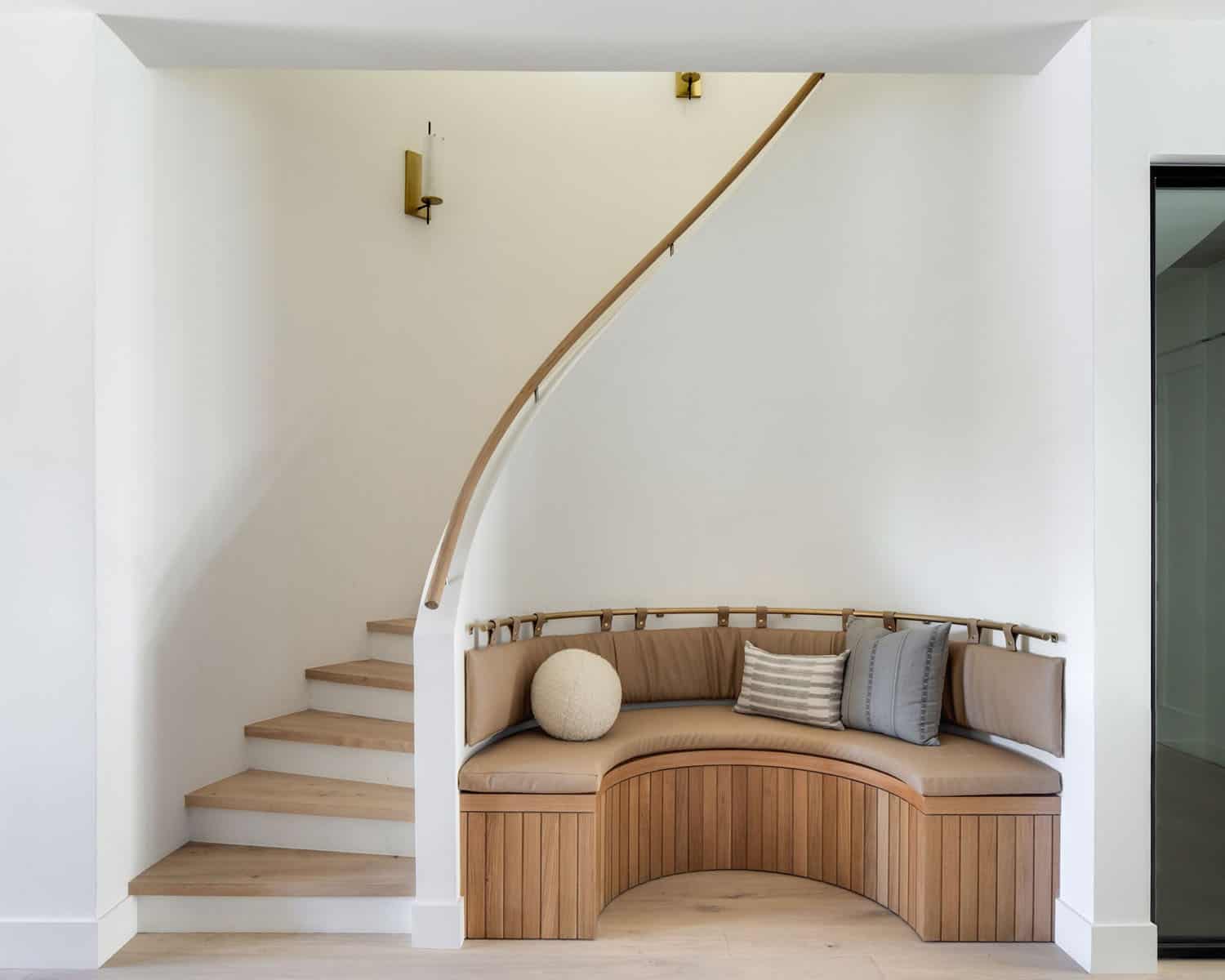 coastal-style-staircase-with-built-in-bench