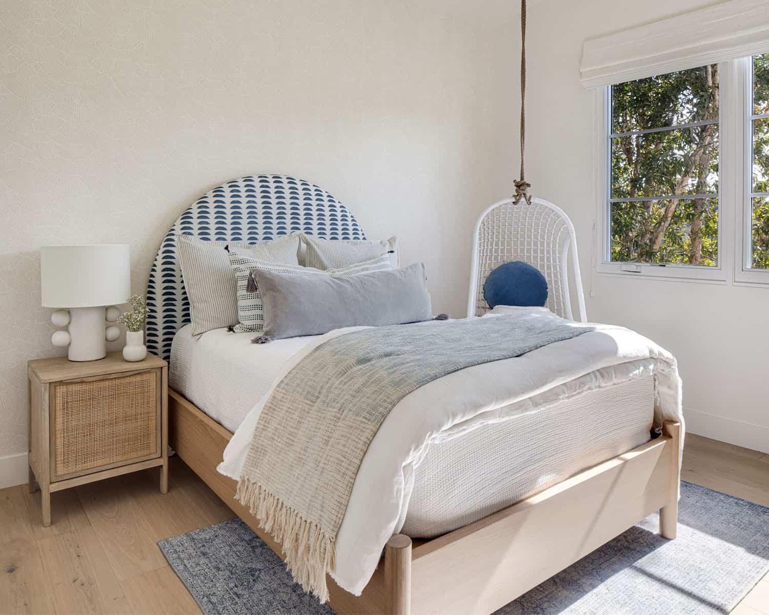 coastal-style-girls-bedroom