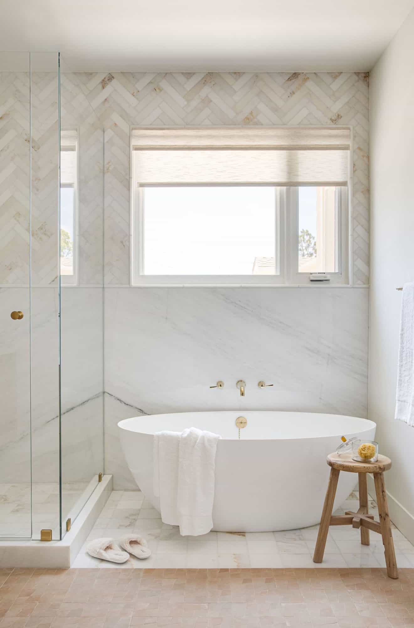 coastal-style-bathroom-with-freestanding-tub