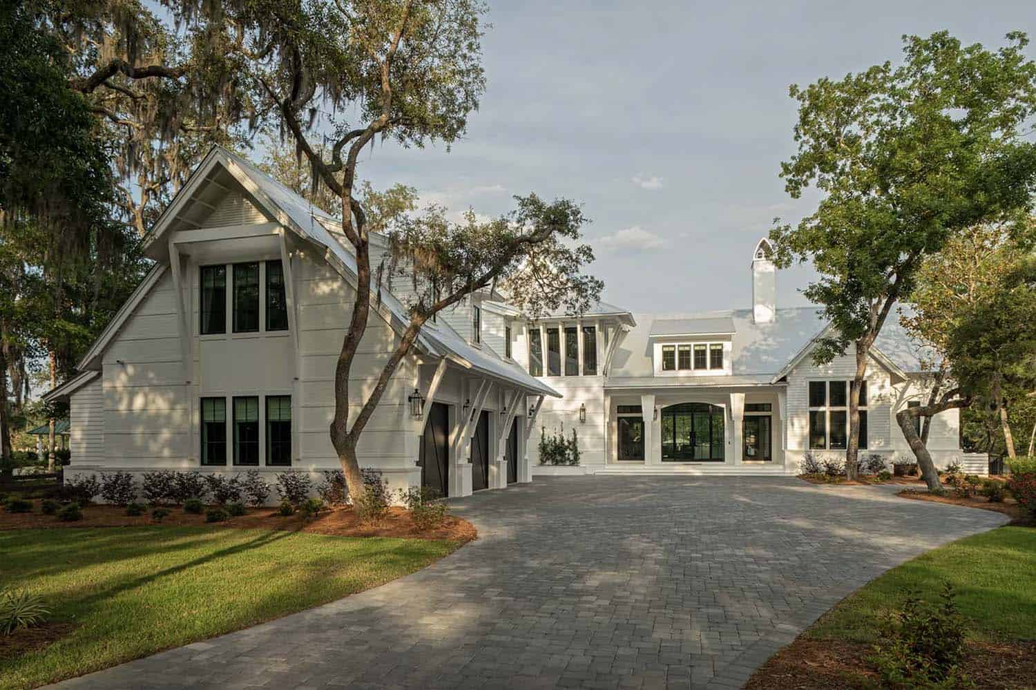 See this stunning Florida bayfront house with inviting living spaces