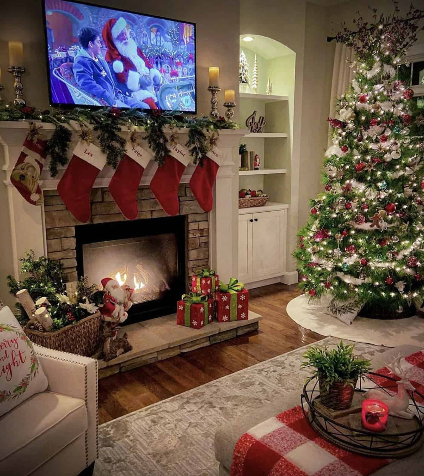 cozy-christmas-decorated-living-room-in-a-red-white-and-green-color-scheme