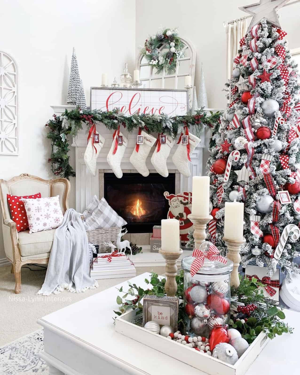 22 Beautiful Ways to Decorate Your Living Room for Christmas