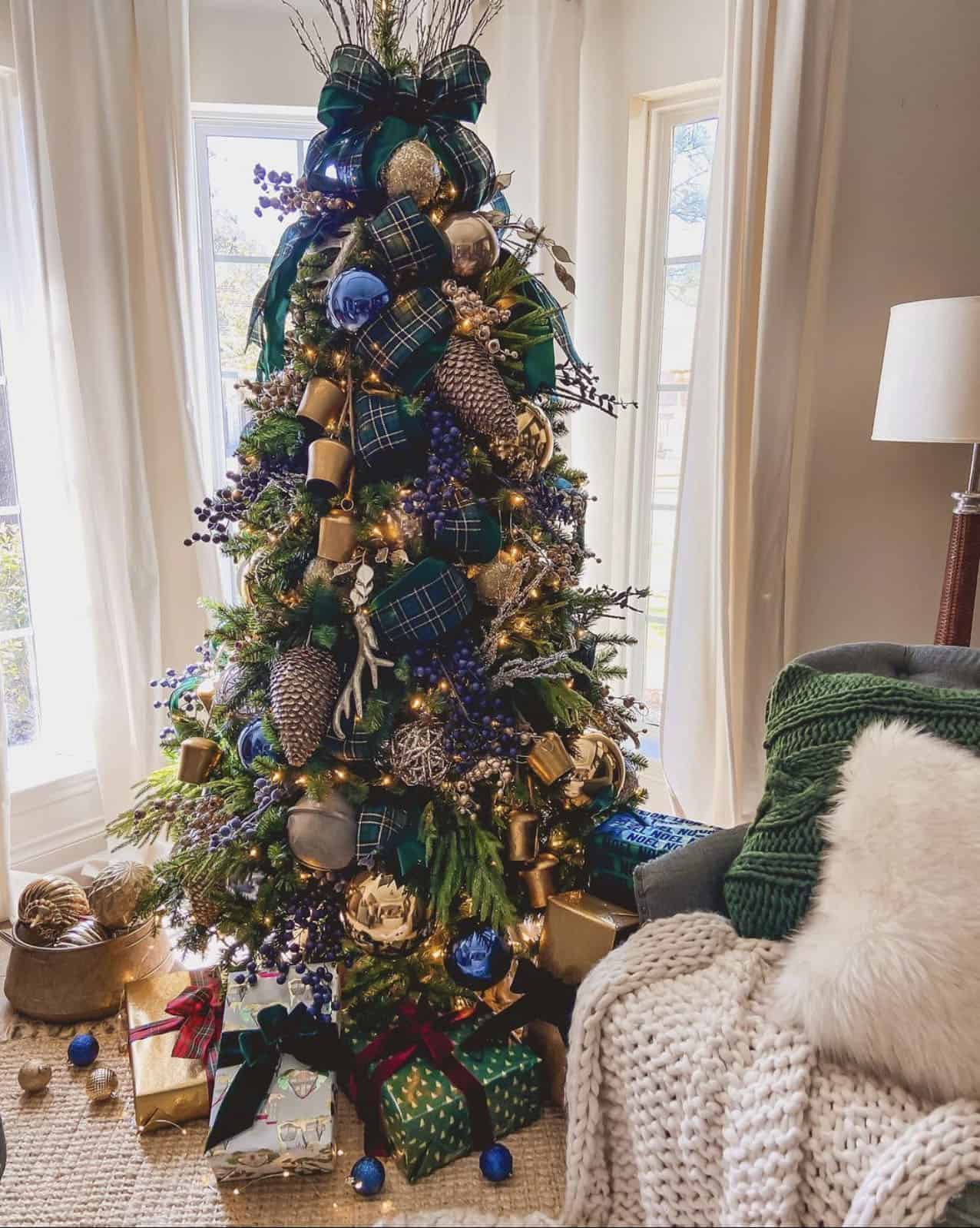 gorgeous-christmas-tree-in-the-living-room-gold-green-blue-and-tartan-plaid