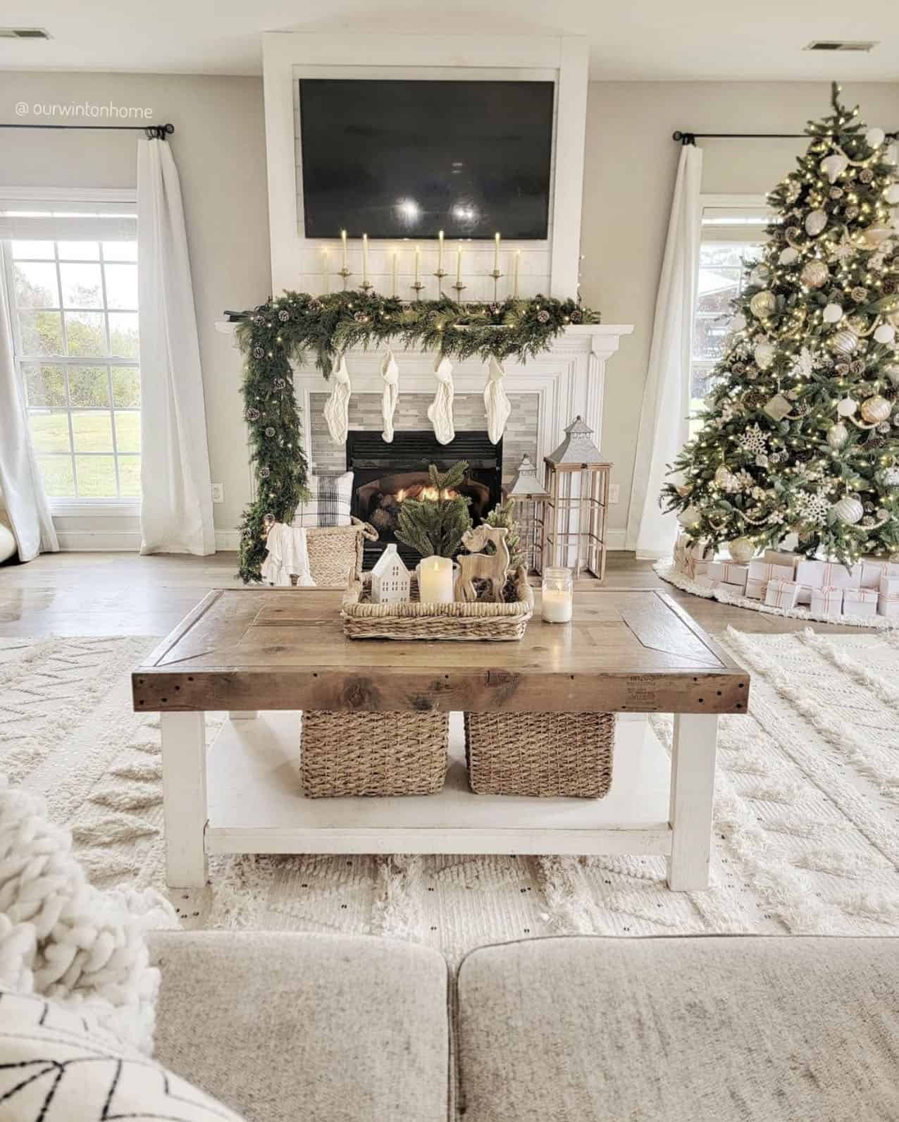 gorgeous-christmas-decorated-living-room