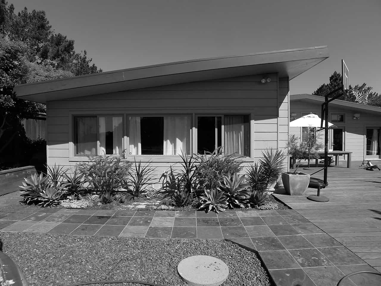 mid-century-modern-home-exterior-before-the-renovation