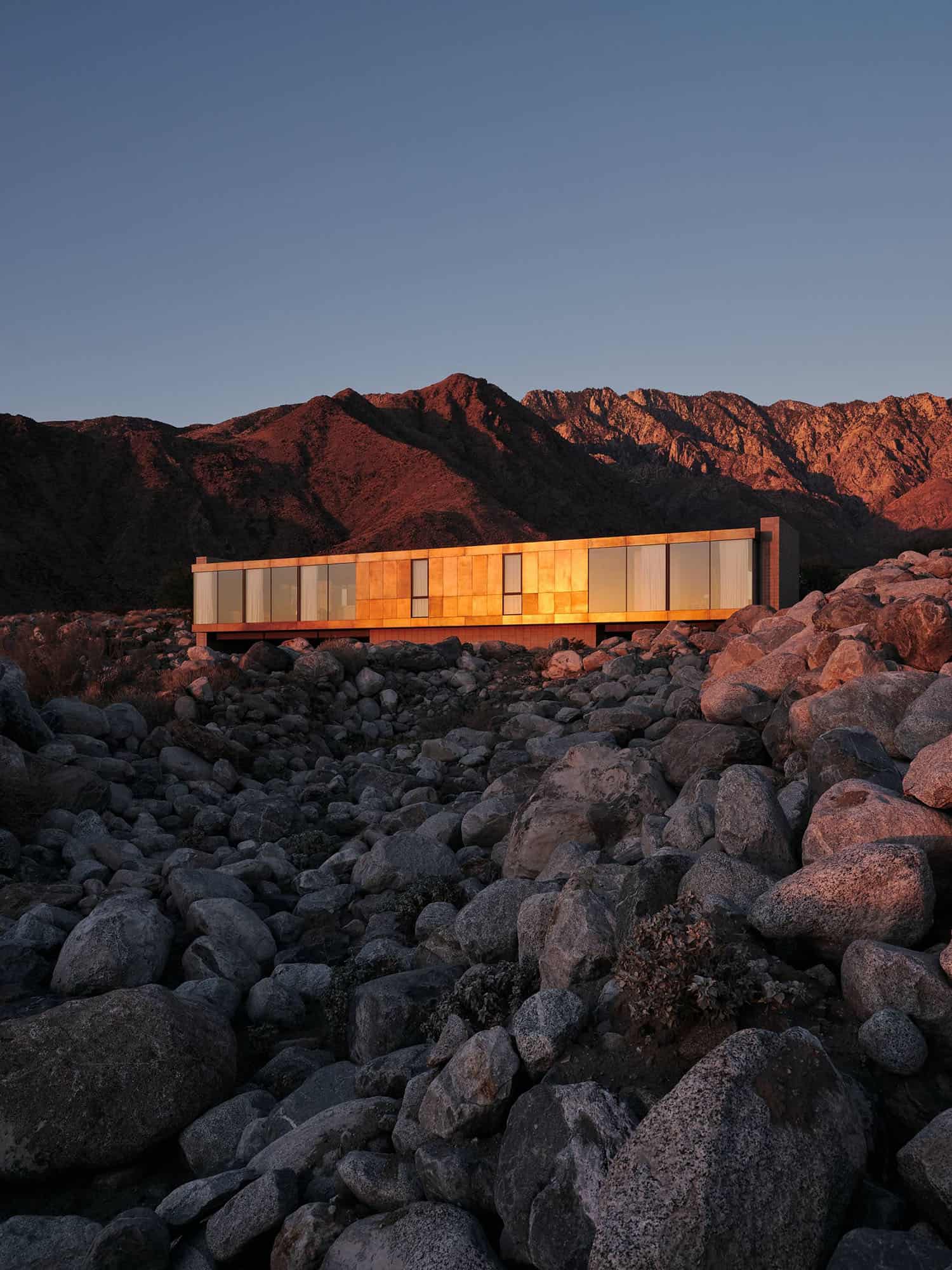 modern-desert-home-exterior-at-dusk