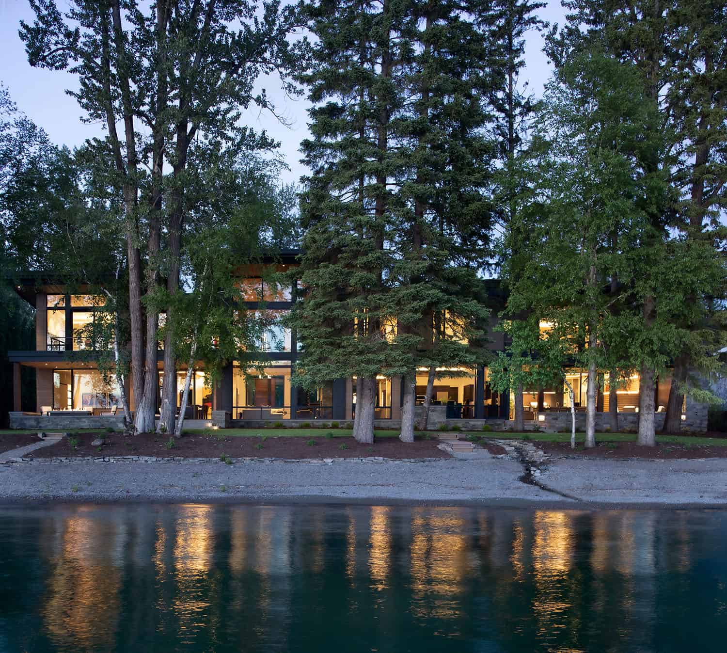 modern-lake-house-exterior-at-dusk