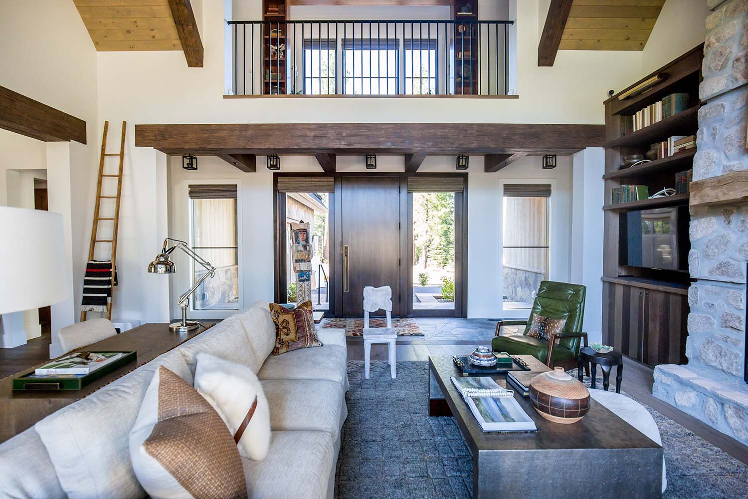 mountain-contemporary-home-living-room