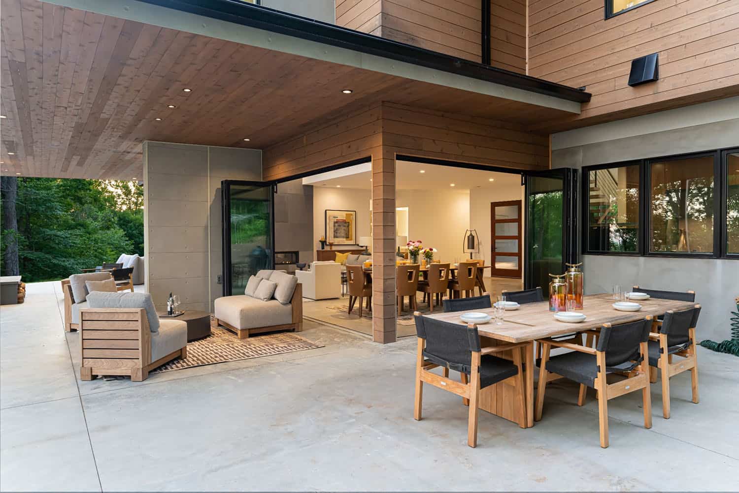 mountain-modern-home-patio