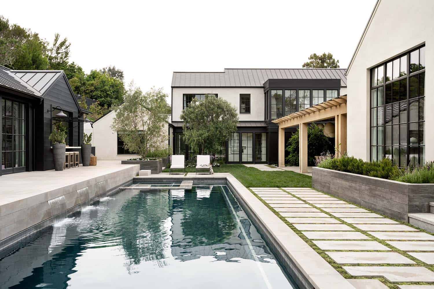 contemporary-pool-and-landscape