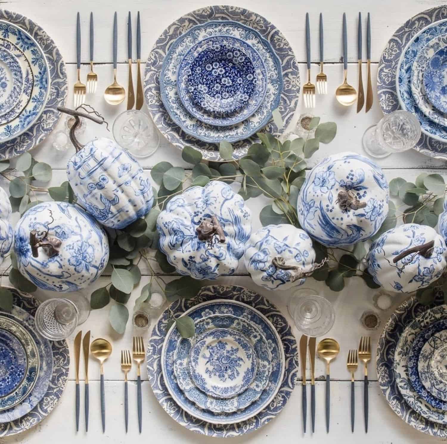 diy-thanksgiving-dining-table-with-a-blue-and-white-color-scheme
