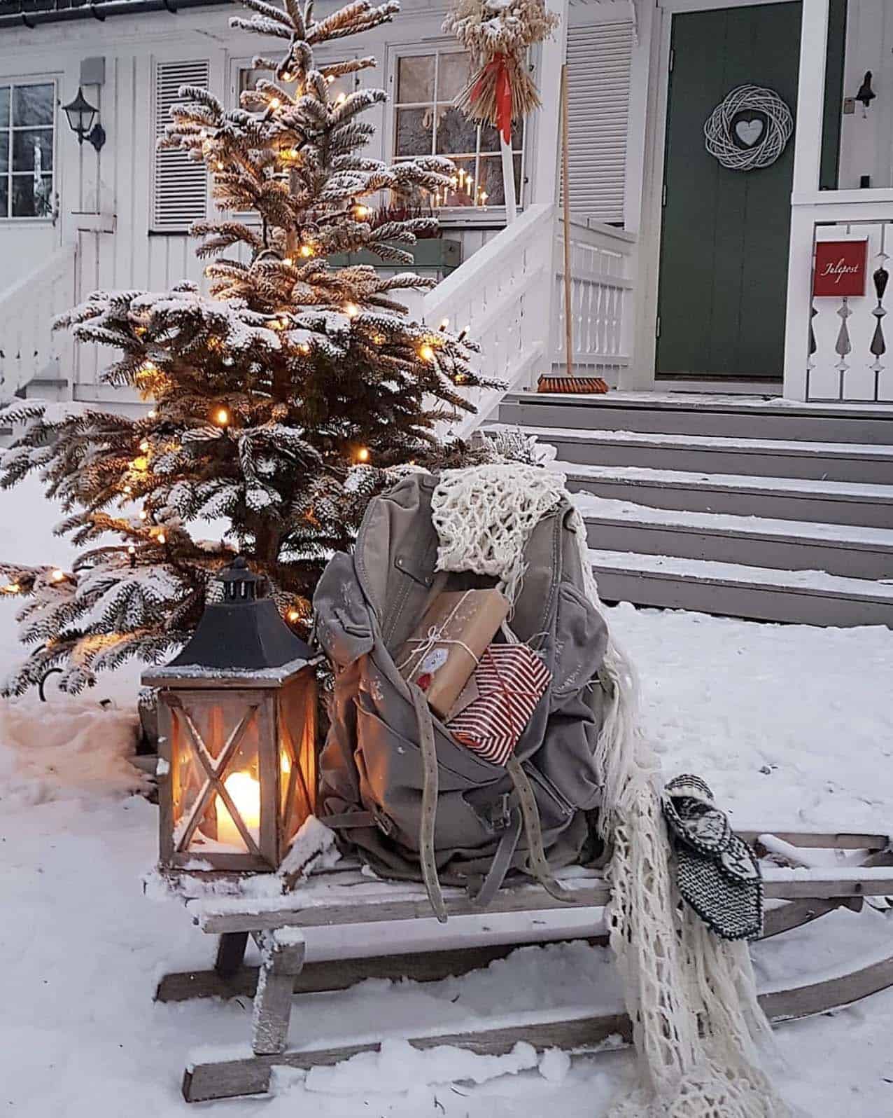 scandinavian-christmas-front-yard-decor