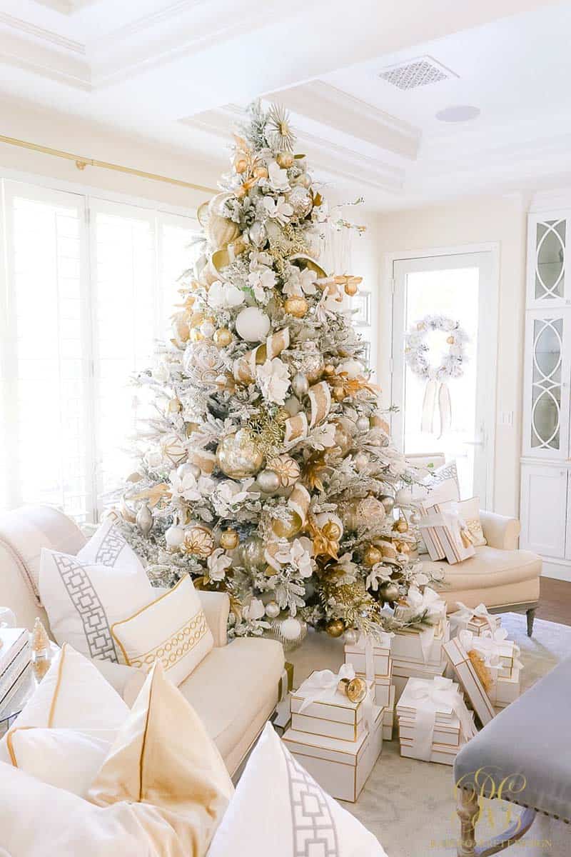 white-gold-living-room-holiday-decor