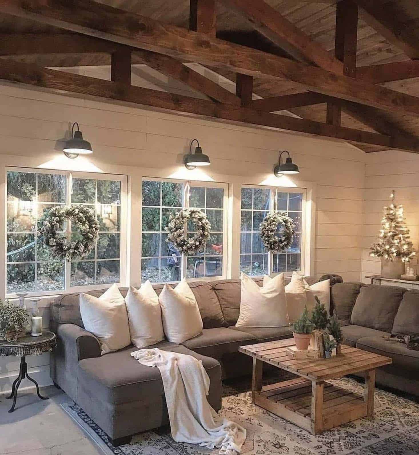 living-room-decorated-with-white-christmas-decor