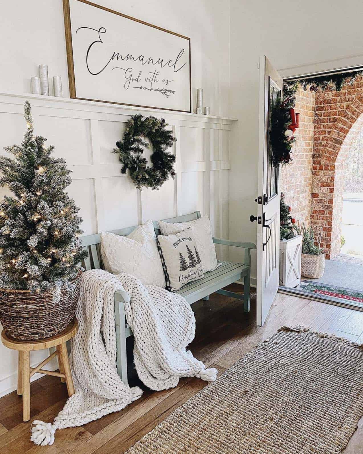 home-entryway-with-white-christmas-decor