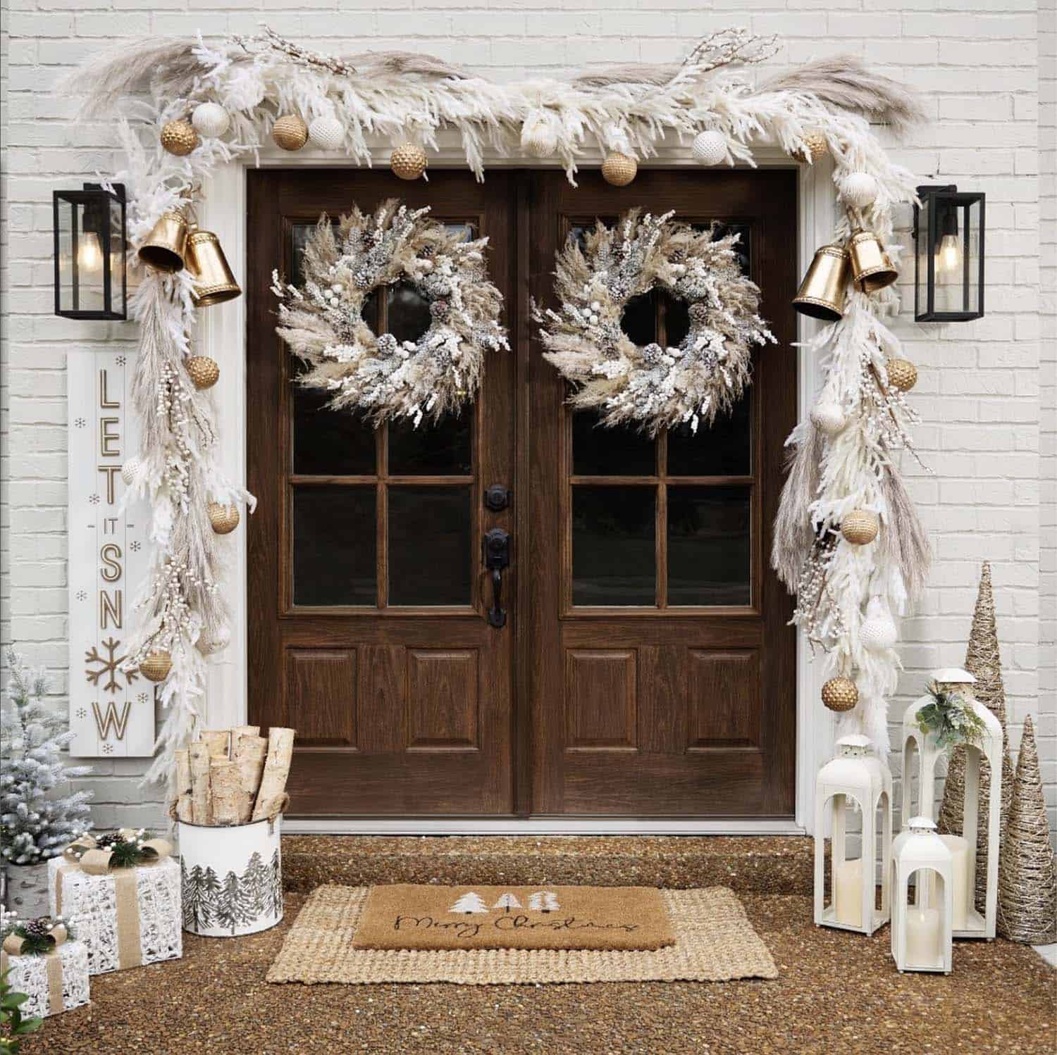 farmhouse-style-home-entry-with-white-christmas-decorations
